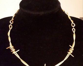 Collar de alambre de púas en oro