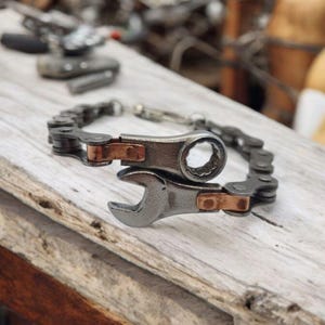 Pulseira de corrente de bicicleta feita à mão com chave de corrente feita de material reciclado pulseira de mecânico de motociclista aniversário de natal