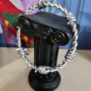 Bracelet réglable fait main en aluminium argenté avec double fil de fer barbelé