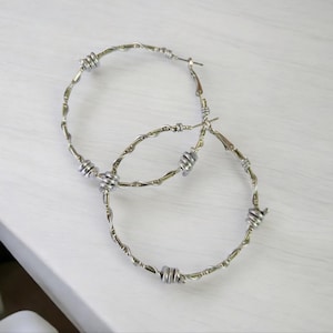 Handgemachte mittelgroße Creolen im Stacheldraht-Stil.  In silber oder gold erhältlich.