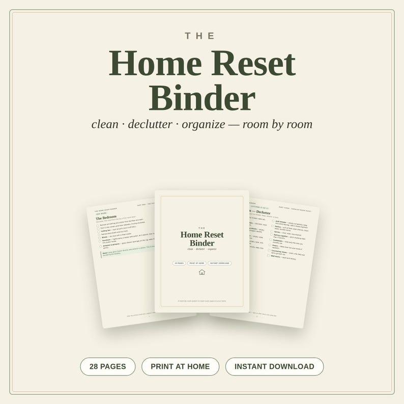 K&ouml;nnte beinhalten: Ein digitales Organisations-Binder-Set f&uuml;r den Haushalt mit einer zentralen Titelseite mit der Aufschrift The Home Reset Binder und dem Untertitel clean declutter organize room by room, flankiert von zwei Innenseiten mit Checklisten.