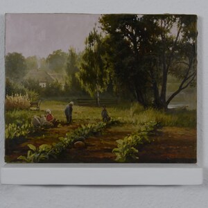 以下が含まれることがあります： 庭で働く3人の人物を描いた、田園風景の絵画。人物はシンプルな服装をし、緑豊かな植物に囲まれています。背景には小さな村が見え、遠くには大きな木がそびえています。
