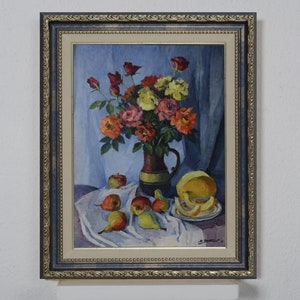 Natureza morta floral com frutas, pintura a óleo, peras, maçãs, impressionismo artístico, rosas sobre a mesa em um vaso, decoração para a cozinha ou sala de estar