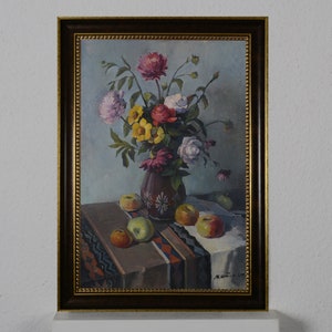 Natureza morta floral com frutas, pintura a óleo, maçãs mortas, impressionismo artístico, rosas na mesa em um vaso, decoração para a cozinha