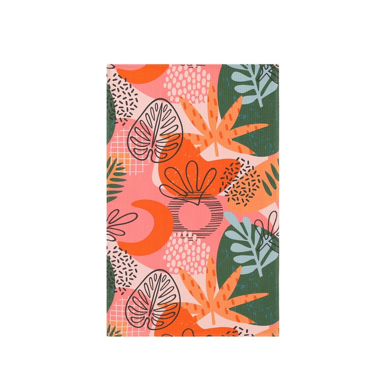 K&ouml;nnte beinhalten: Ein rechteckiger Stoff mit einem lebendigen botanischen Muster. Das Design zeigt stilisierte Bl&auml;tter in Orange, Gr&uuml;n und Schwarz auf einem rosa Hintergrund. Weitere Formen sind Punkte, Linien und ein Halbmond.