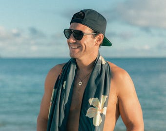 Hawaiian Microfiber Beach Towel | Lightweight | Quick-Dry | Sand-Free — Midnight in Honolulu