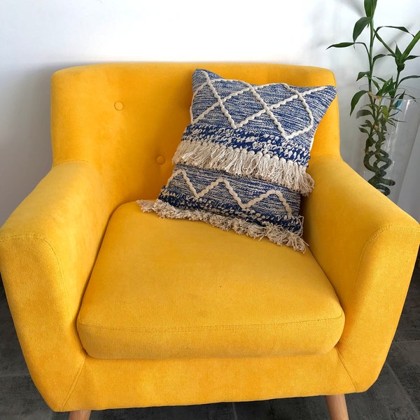 Housse de Coussin macramé Bleu en coton pur non blanchi,  avec pompons.