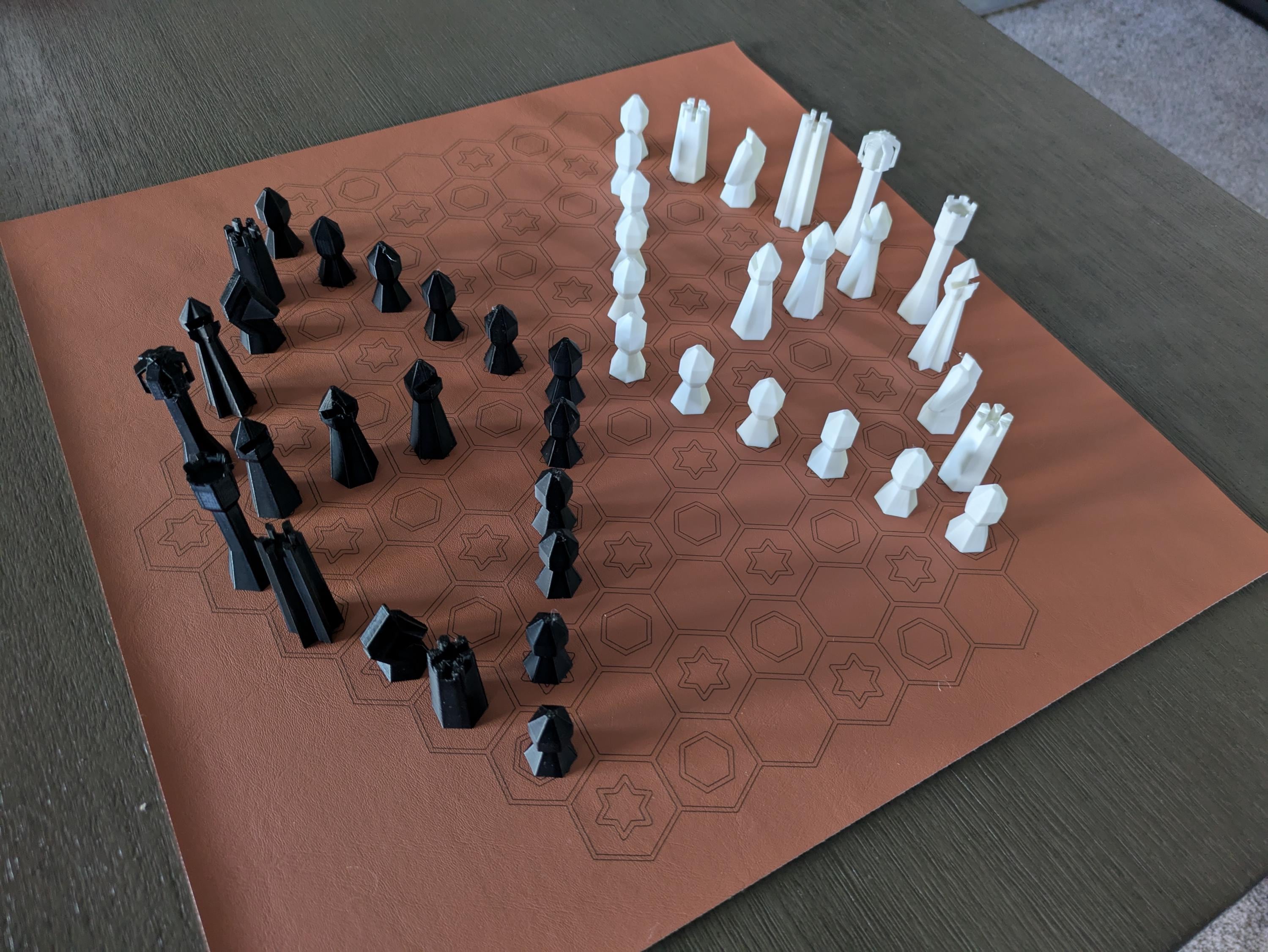 A Gliński-Capablanca fairy hexagonal chess set in starting array