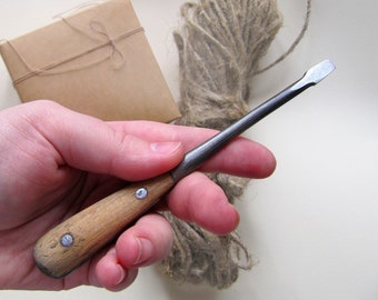 Vintage Wood Handle screwdriver Old-world convenient simple screwdriver Comfort handheld manual wood Screwdriver Gifts for Men. Old tools