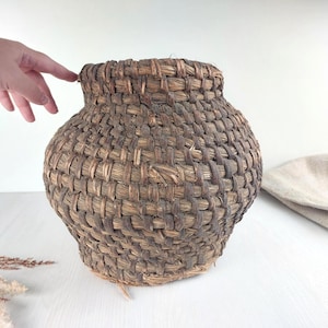 Old antique grass rye basket. vintage grain storage. Primitive farmhouse home decor. Natural materials organizer.