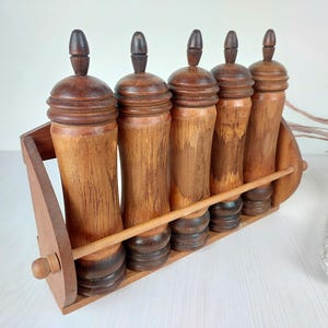 vintage organizer na przyprawy. Solniczki i pieprzniczki. drewniana dekoracja ścienna i stołowa.