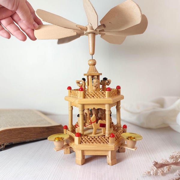 Vintage snidad träjulpyramid roterande ljusstake