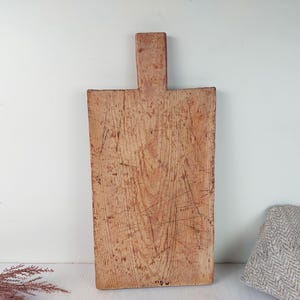 Altes Vintage Schneidebrett aus Holz. Rustikales Küchen Tablett für Snacks.  Rustikales Bauernhaus Dekor. Natürliche Materialien