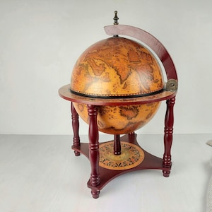 Vintage globe-bar - antieke kaartontwerp-slijterijkast met opbergruimte en elegante ouderwetse charme terrestrische wereldbol woonkameraccent