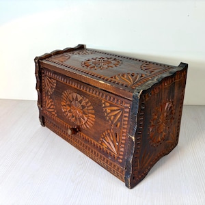 Vintage snidad brödlåda i trä rustik köksorganisatör