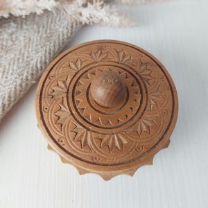 Exquisito joyero de madera hecho a mano con diseño intrincado de tallado floral, caja con tapa