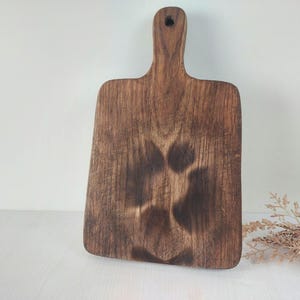 Altes Vintage Schneidebrett aus Holz. Rustikales Küchen Tablett für Snacks.  Rustikales Bauernhaus Dekor. Natürliche Materialien