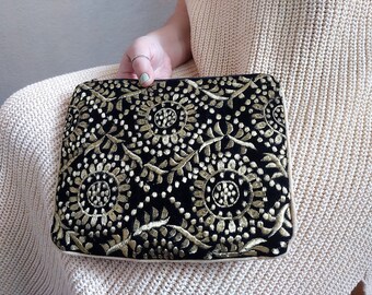 Bolso vintage de terciopelo negro bordado con hilos dorados.