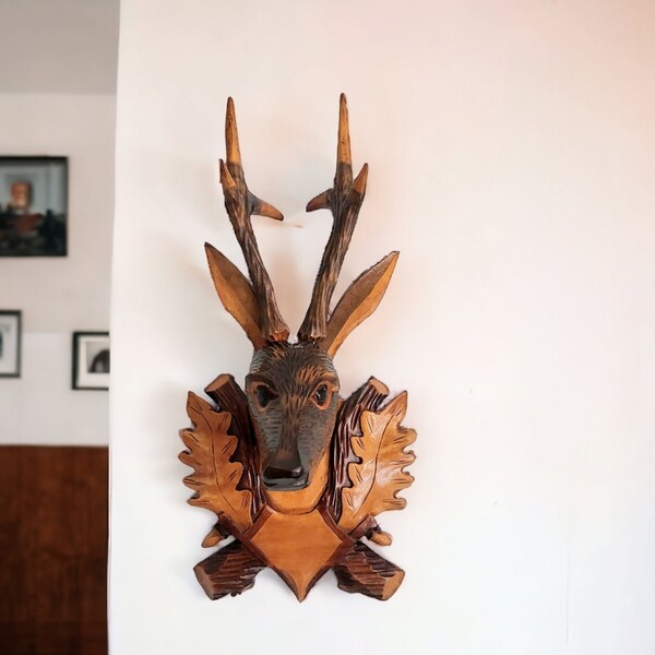 tête de cerf sculptée en bois primitif vintage. Décoration murale de la ferme. petit cadeau