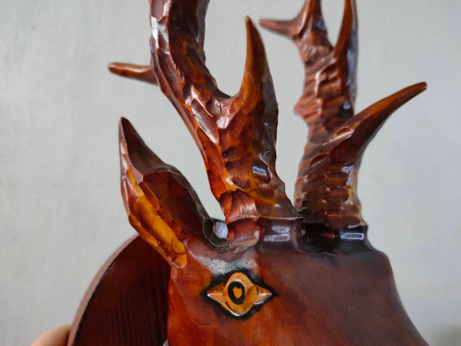 Cabeza de ciervo de madera tallada vintage con cuernos. | Etsy