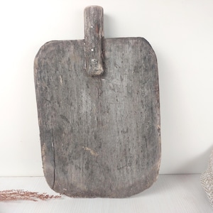 Altes Vintage Schneidebrett aus Holz. Rustikales Küchen Tablett für Snacks.  Rustikales Bauernhaus Dekor. Natürliche Materialien