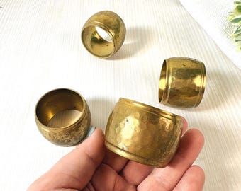 Juego vintage de cuatro servilleteros de latón o bronce. Diseño sencillo y elegante.
