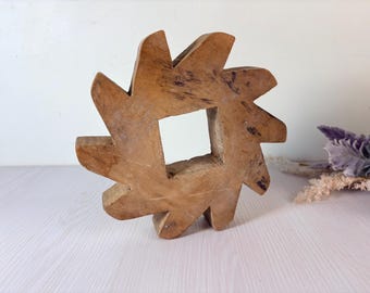 Engranaje de madera antiguo tallado a mano, artefacto de una fábrica textil.