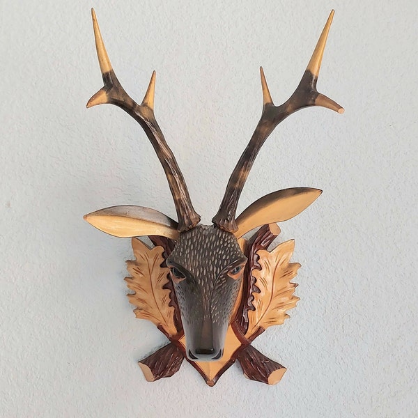 tête de cerf sculptée en bois primitif vintage. Décoration murale de la ferme. petit cadeau