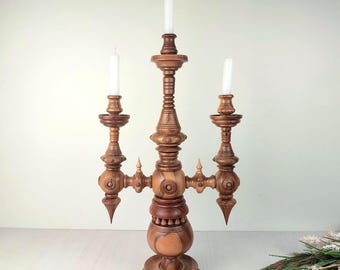 Vintage gesneden houten kandelaar grote houten eettafel middelpunt
