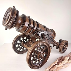 Vintage houten gesneden kanon – unieke wijnfleshouder en decoratief stuk. Accent woonkamer bar