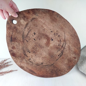 Altes rundes Vintage Schneidebrett aus Holz. Rustikales Küchen Tablett für Snacks.  Rustikales Bauernhaus Dekor. Natürliche Materialien