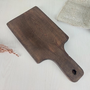 Altes Vintage Schneidebrett aus Holz. Rustikales Küchen Tablett für Snacks.  Rustikales Bauernhaus Dekor. Natürliche Materialien