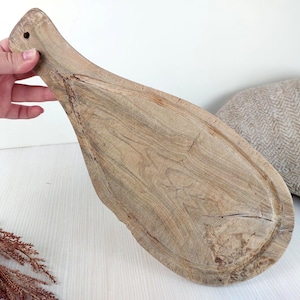 Altes Vintage Schneidebrett aus Holz. Rustikales Küchen Tablett für Snacks.  Rustikales Bauernhaus Dekor. Natürliche Materialien