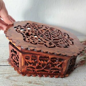 Exquisito joyero de madera hecho a mano con diseño intrincado de tallado floral, caja con tapa