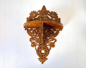 Estantería de pared vintage de madera marrón, pequeña, tallada, estilo encaje, decorativa, para exhibición.