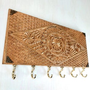 Vintage Wooden Wall Key Holder with 6 Hooks, Hand-Carved Intricate Design, Rustic Home Decor, Antique Style Key Rack, Wall Accessory