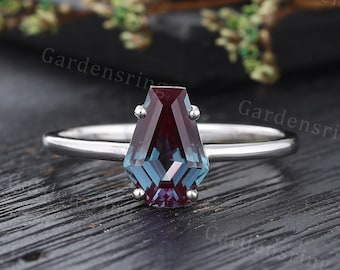 Anello di fidanzamento vintage in alessandrite, anello di fidanzamento con taglio a bara in oro bianco, anello solitario Art Déco da donna, delicato anello da sposa per anniversario