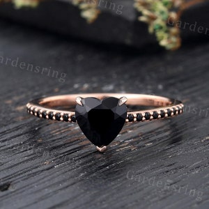Herz-Schliff Schwarzer Onyx Verlobungsring Roségold-Schwarzsteinring für Frauen halbe Ewigkeit Stapelns Birthstone Brautversprechen Jahrestagsring