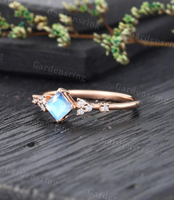 Anillo de compromiso con piedra lunar de talla princesa Anillo de