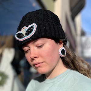 Äkta örhängen med pärlor och Timberland-mössa från Corinna Littlewolf (norra Cheyenne) från Native Made