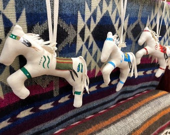 Auténticos adornos pintados de piel de ante nativa: hechos en Montana