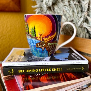 Modernes Ojibway-Perspektiven-Buch-Bundle mit von Ureinwohnern gestalteter Tasse; Chris La Tablett; Anishinaabe, Métis, kleine Muschel; Signierte Taschenbuchausgaben