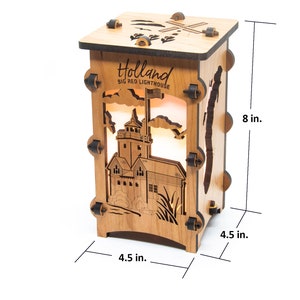 Puede incluir: L&aacute;mpara de madera con un dise&ntilde;o recortado del faro Big Red en Holland, Michigan. La l&aacute;mpara mide 8 pulgadas de alto y 4,5 pulgadas de ancho.