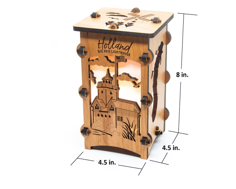 Puede incluir: L&aacute;mpara de madera con un dise&ntilde;o recortado del faro Big Red en Holland, Michigan. La l&aacute;mpara mide 8 pulgadas de alto y 4,5 pulgadas de ancho.