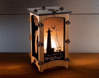 Faro de madera con diseño de Muskegon, Michigan. Acogedora linterna hecha de arce macizo o cerezo. Lámpara eléctrica con acabado profesional.