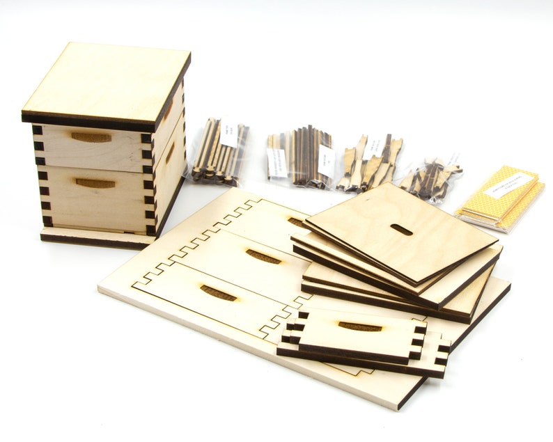 Puede incluir: Un kit de artesan&iacute;a de madera para construir una c&oacute;moda en miniatura. El kit incluye piezas de madera precortadas, clavijas e instrucciones. La c&oacute;moda terminada mide aproximadamente 15 cm de alto y tiene dos cajones.
