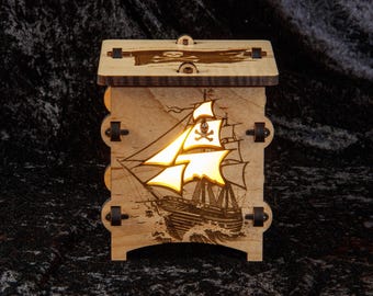 Farol de madera con temática pirata, farol único fabricado con madera maciza, lámpara eléctrica con acabado profesional.