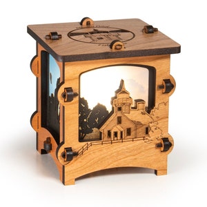 "Miss Point Lighthouse Garantie ""Michigan Wood"" Statement-Lampe aus massivem Ahorn oder Kirsche."