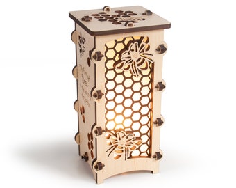 Linterna de madera con diseño de abeja alta de My Little Beekeeper, lámpara eléctrica con acabado profesional hecha con madera maciza de arce o cerezo.