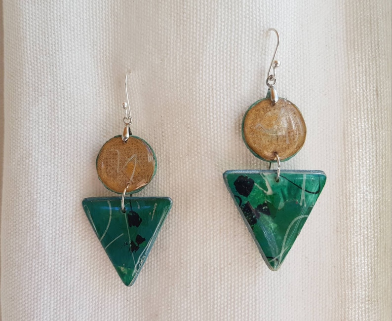 Earrings creator mounted in silver. green white triangle lightweight and reversible black resin